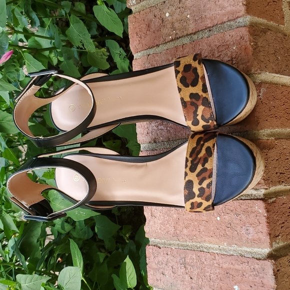 Wild diva ankle strap wedges sz. 8.5 - Picture 2 of 7